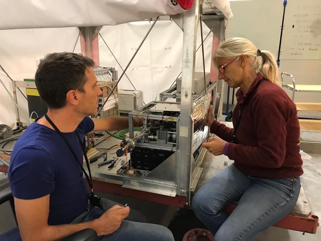 Vincenzo Della Corte and Alessandra Rotundi covering DUSTER2019 with the insulating panels. Kiruna (ESRANGE), September 2019.